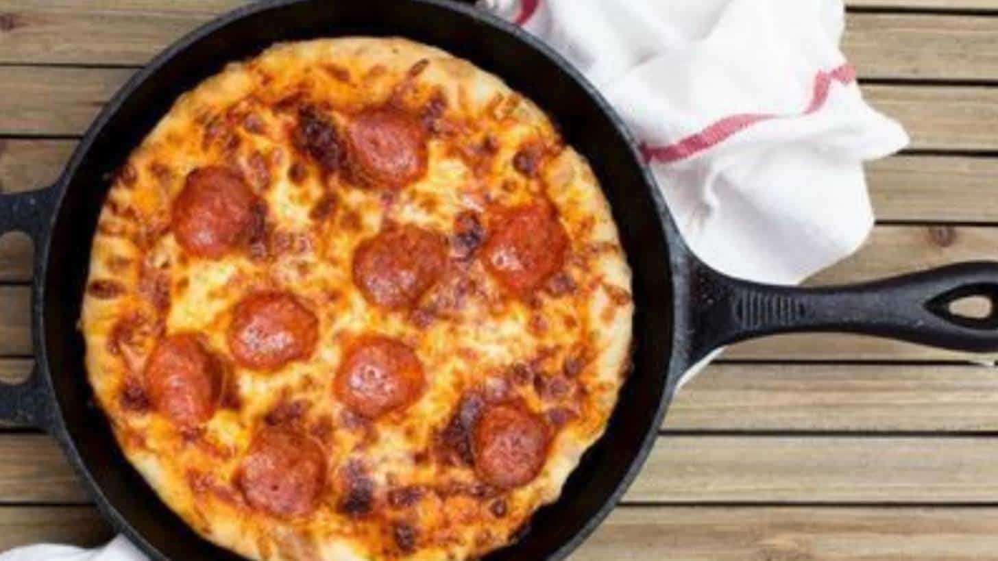 Receita rápida: faça pizza na frigideira com apenas 4 ingredientes!