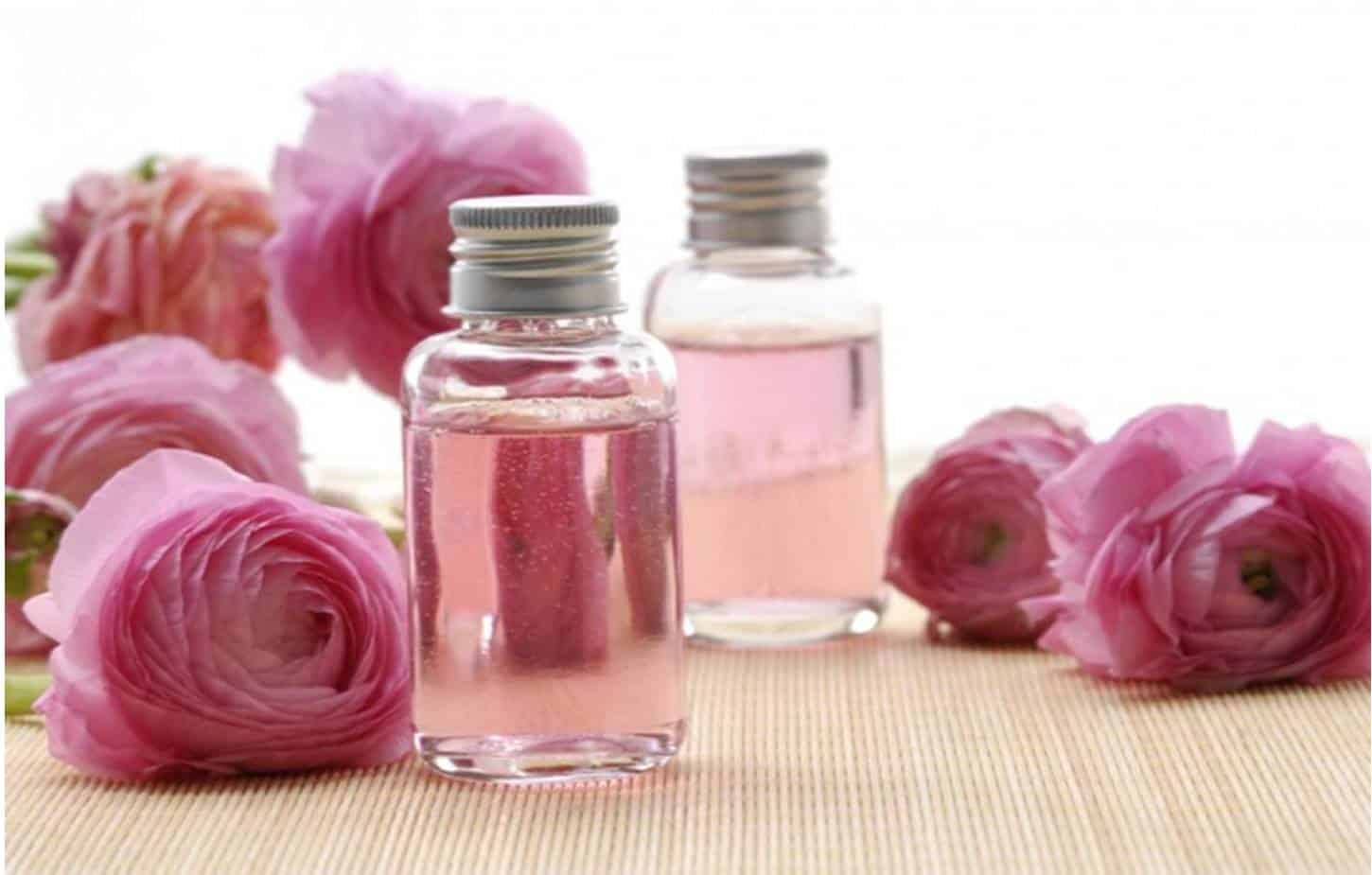Conheça seis benefícios da água de rosas para seu rosto