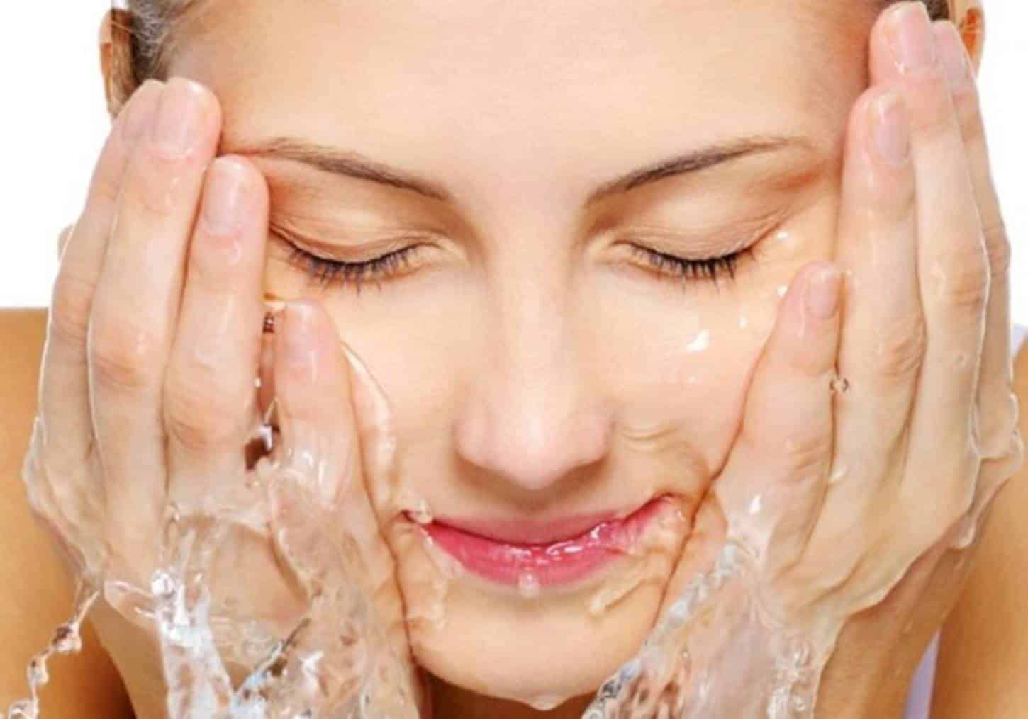 Qual a ordem certa de uso dos produtos para limpar o rosto?