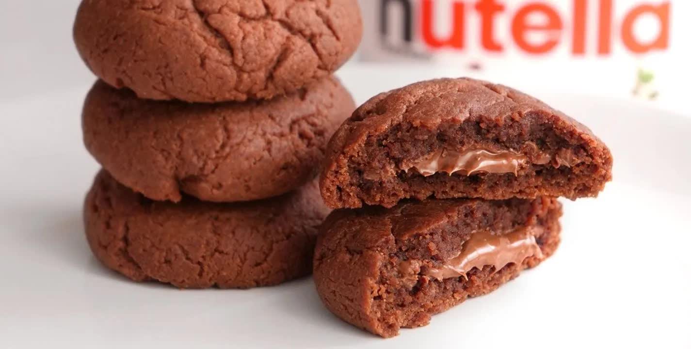 Prepare estes biscoitos de chocolate recheados com Nutella prontos em 10 minutos