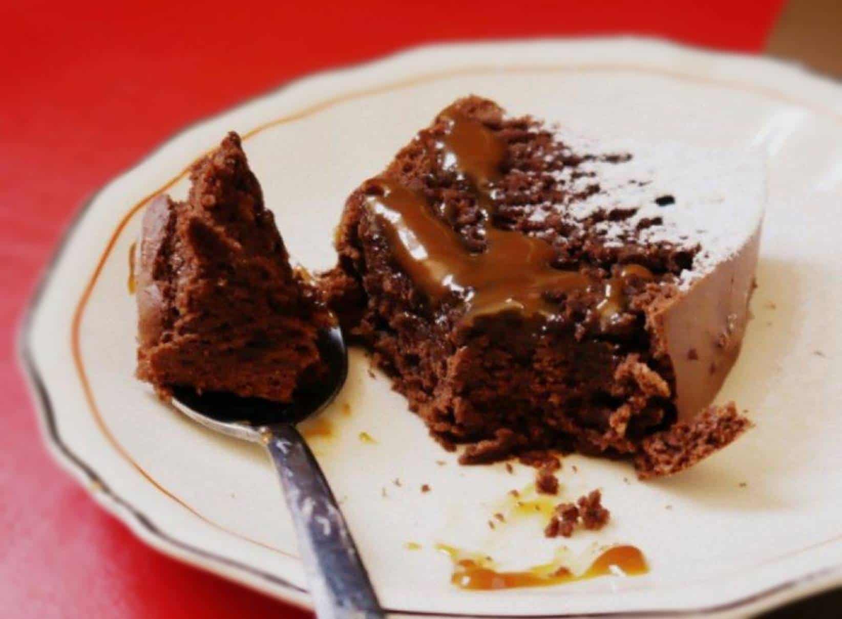 A receita para fazer o bolo de chocolate mais fácil do mundo com apenas 2 ingredientes