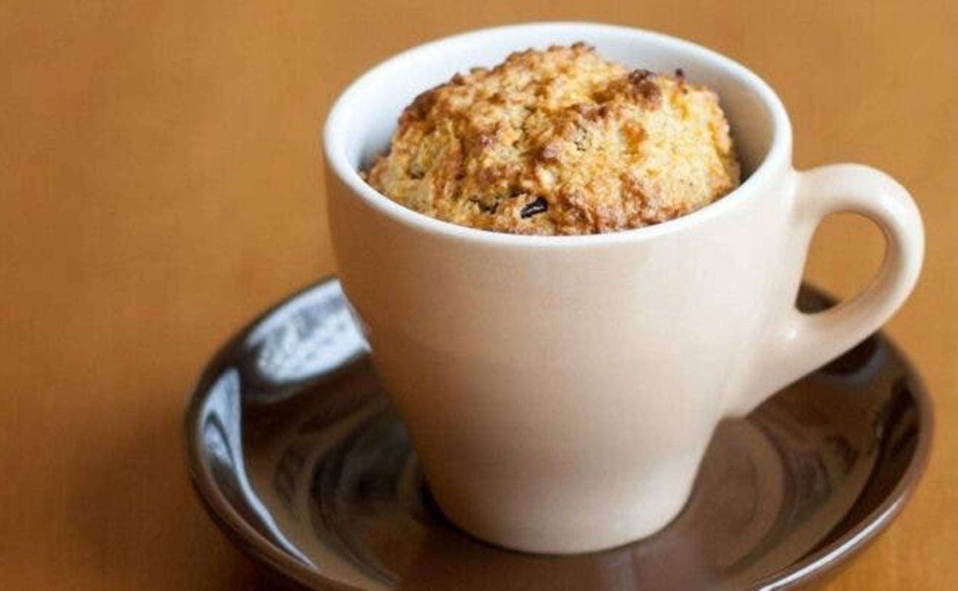 Aprenda 2 receitas saborosas e rápidas de torta de maçã na xícara