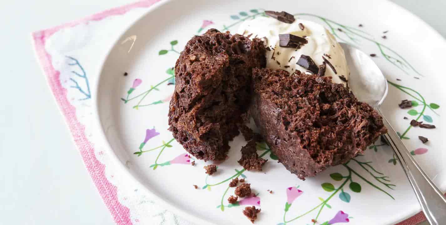 Em 5 minutos, prepare um delicioso bolo de chocolate sem ovos ou leite!