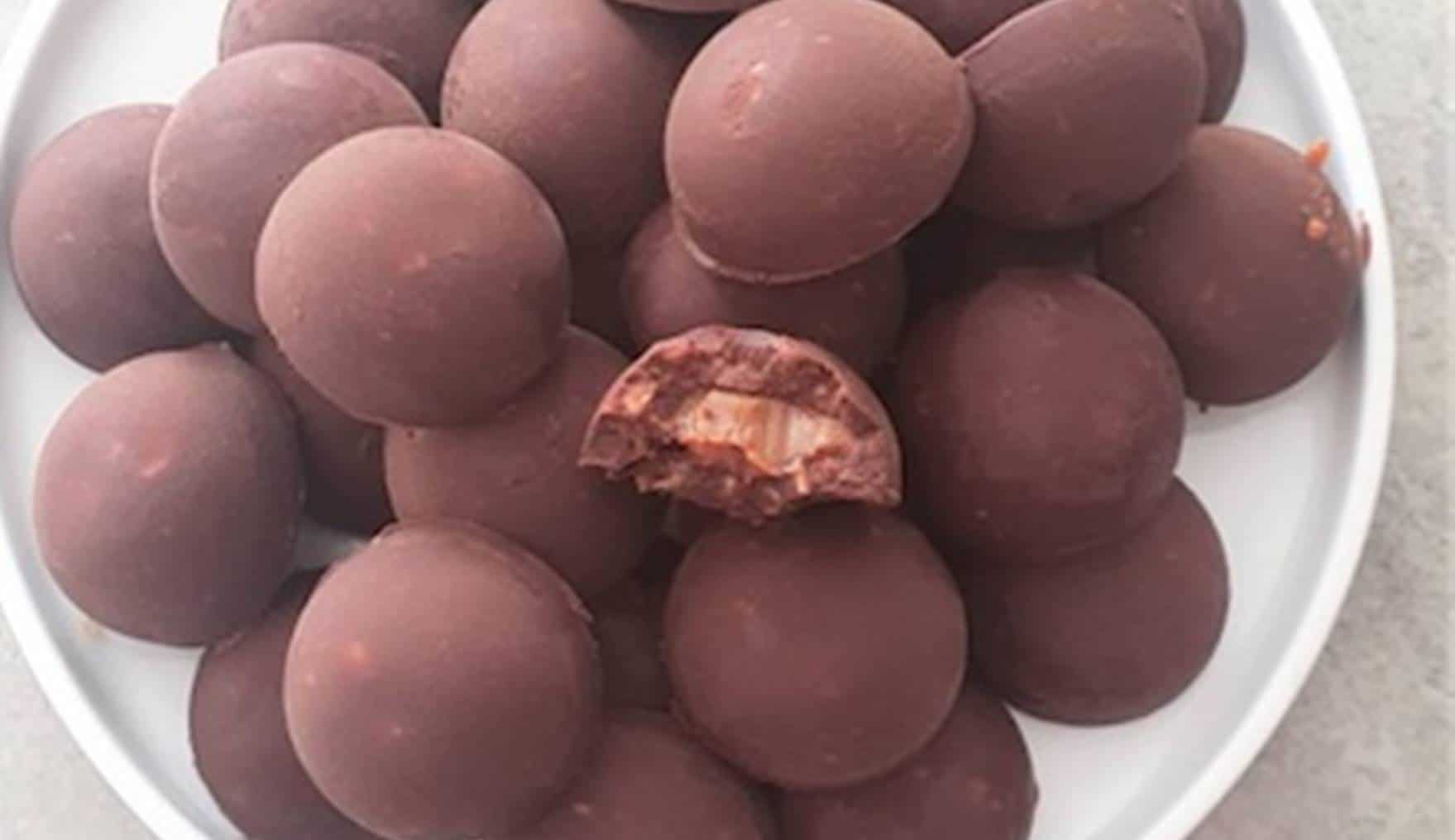 Como preparar bombons de chocolate com recheio no meio