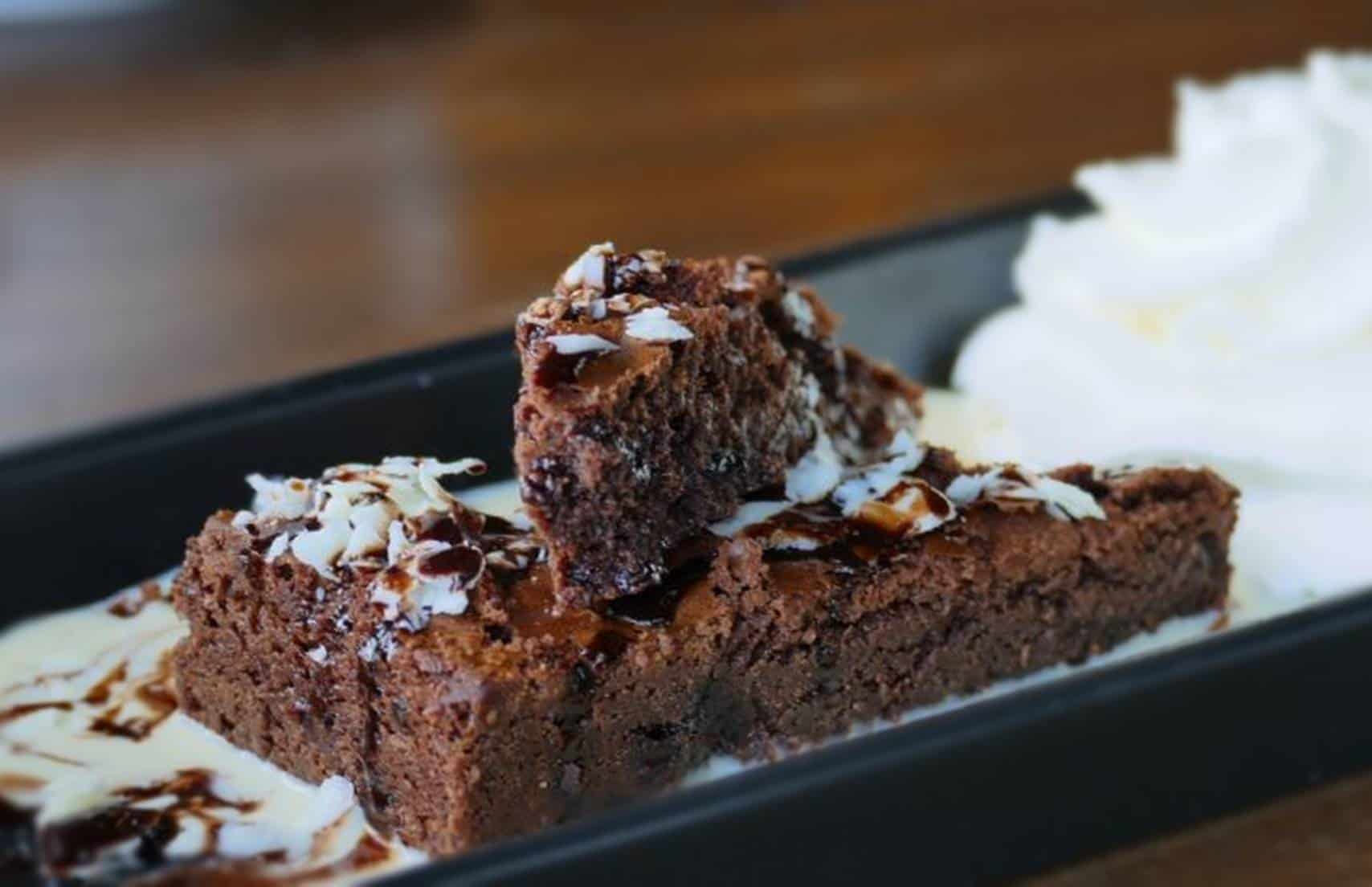 Com 2 ingredientes: sem farinha e açúcar, o melhor brownie!