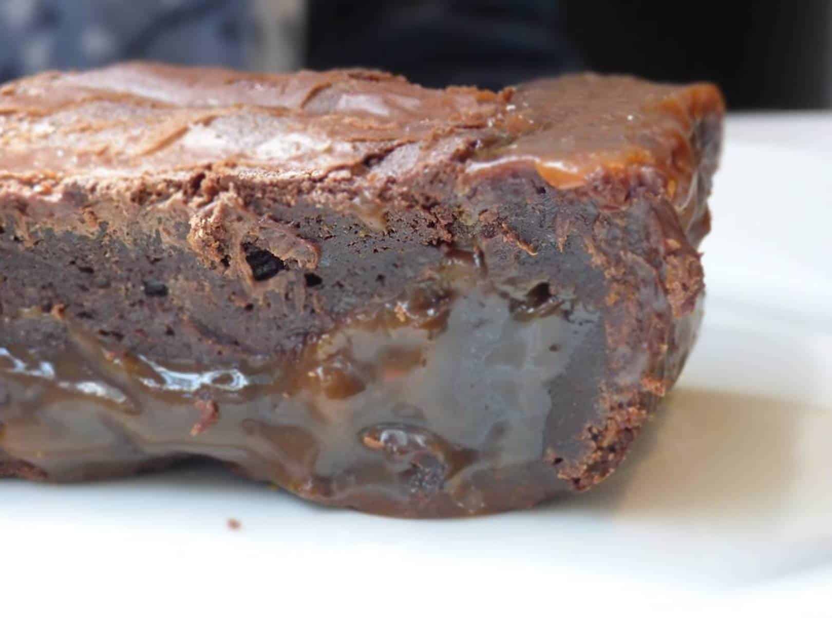 Quem tem 10 minutos livres pode fazer esse brownie cremoso de chocolate