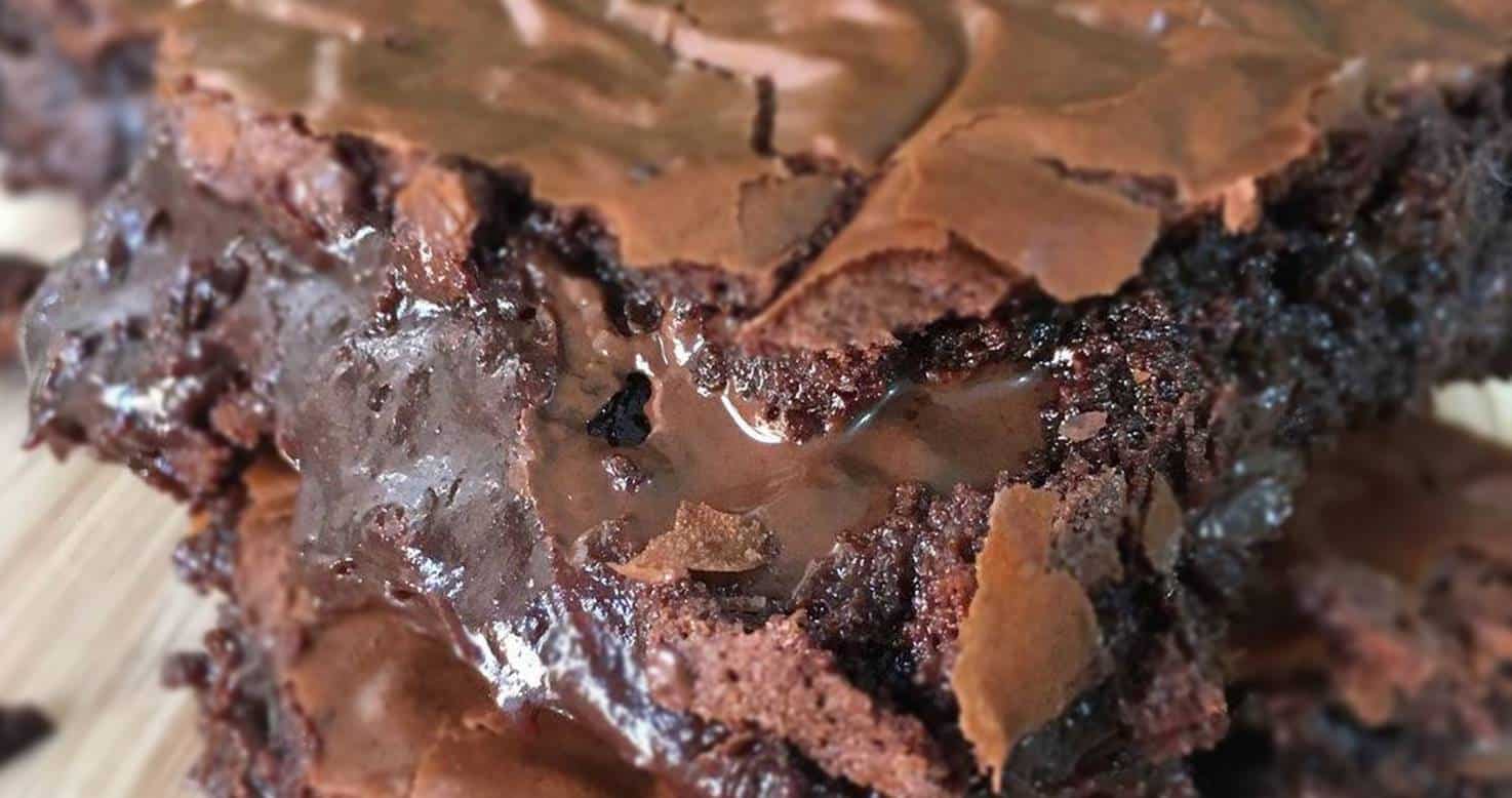 Macio por fora e cremoso por dentro: brownie de chocolate com doce de leite