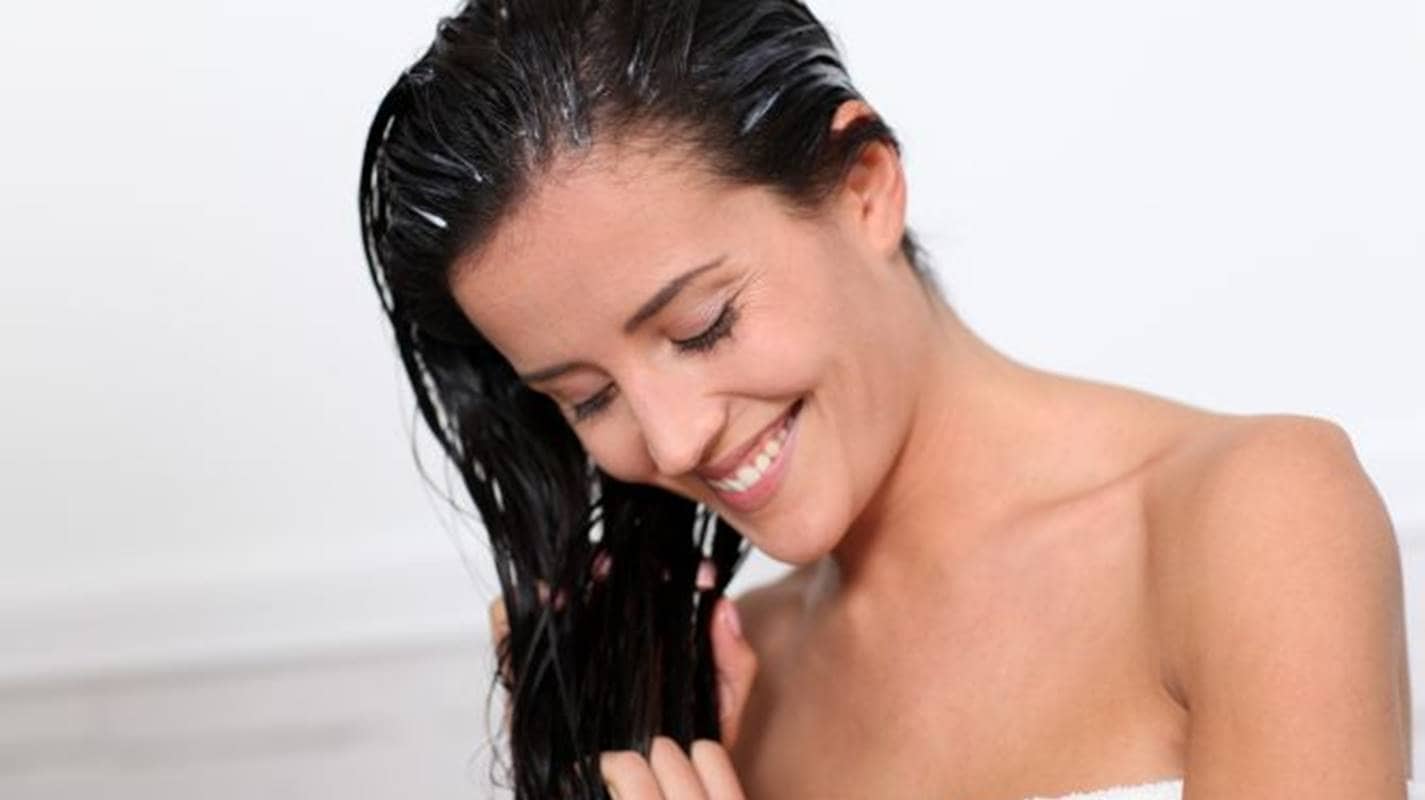 Faça seu próprio condicionador de alecrim para fortalecer o cabelo