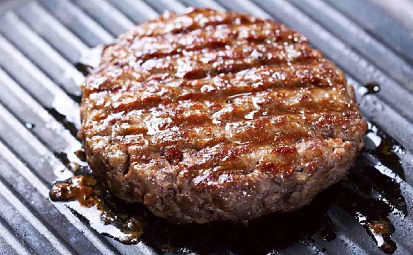 Faça carne de hambúrguer suculenta e caseira em menos de 5 minutos