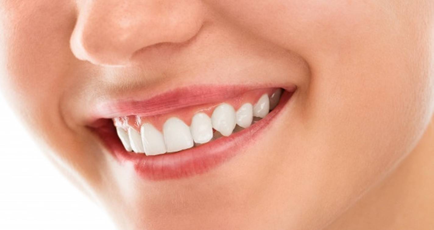 Truques caseiros para deixar seus dentes mais brancos com ingredientes naturais