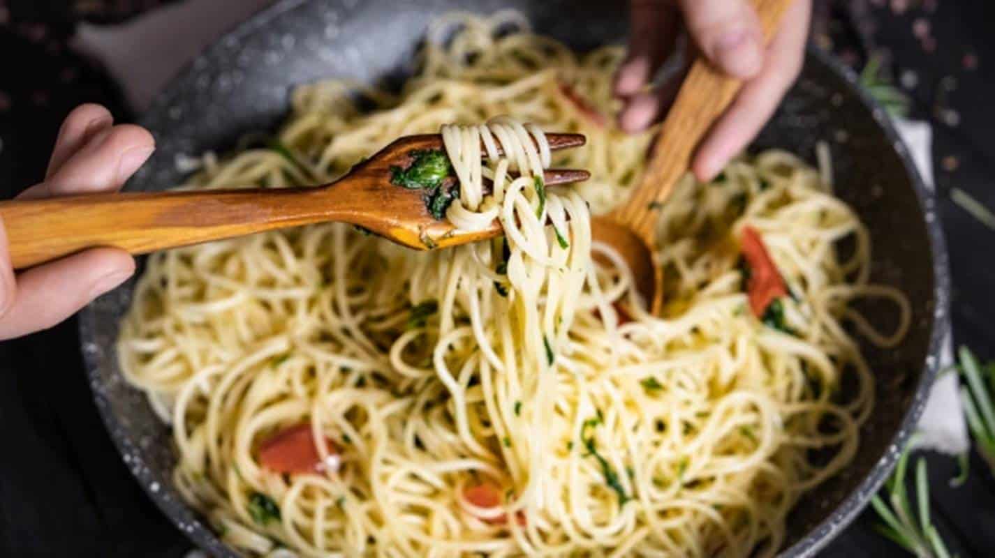 Prepare este delicioso espaguete com 5 ingredientes (receita rápida)
