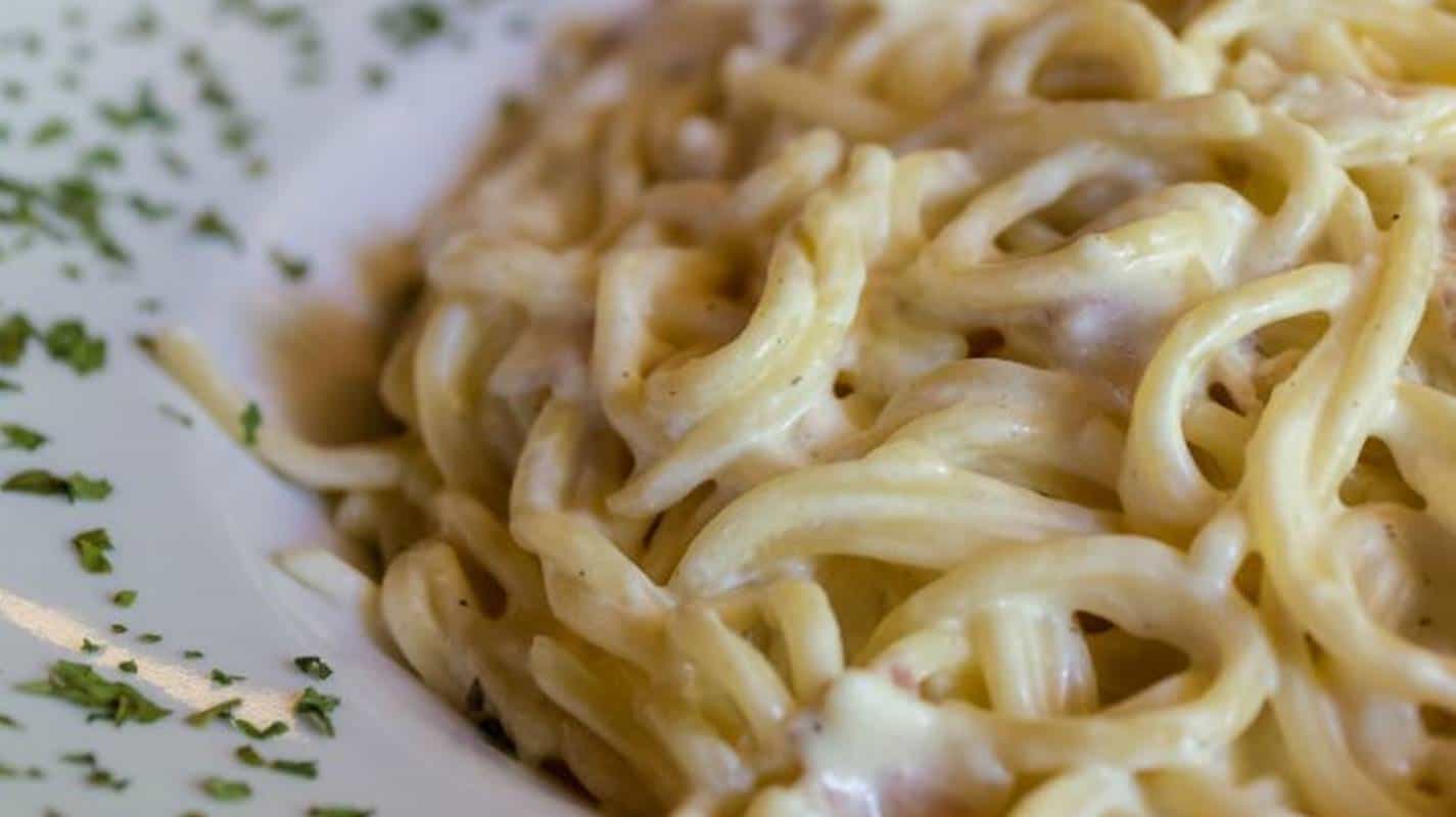 Qualquer um pode fazer espaguete branco cremoso com 5 ingredientes (muito fácil)