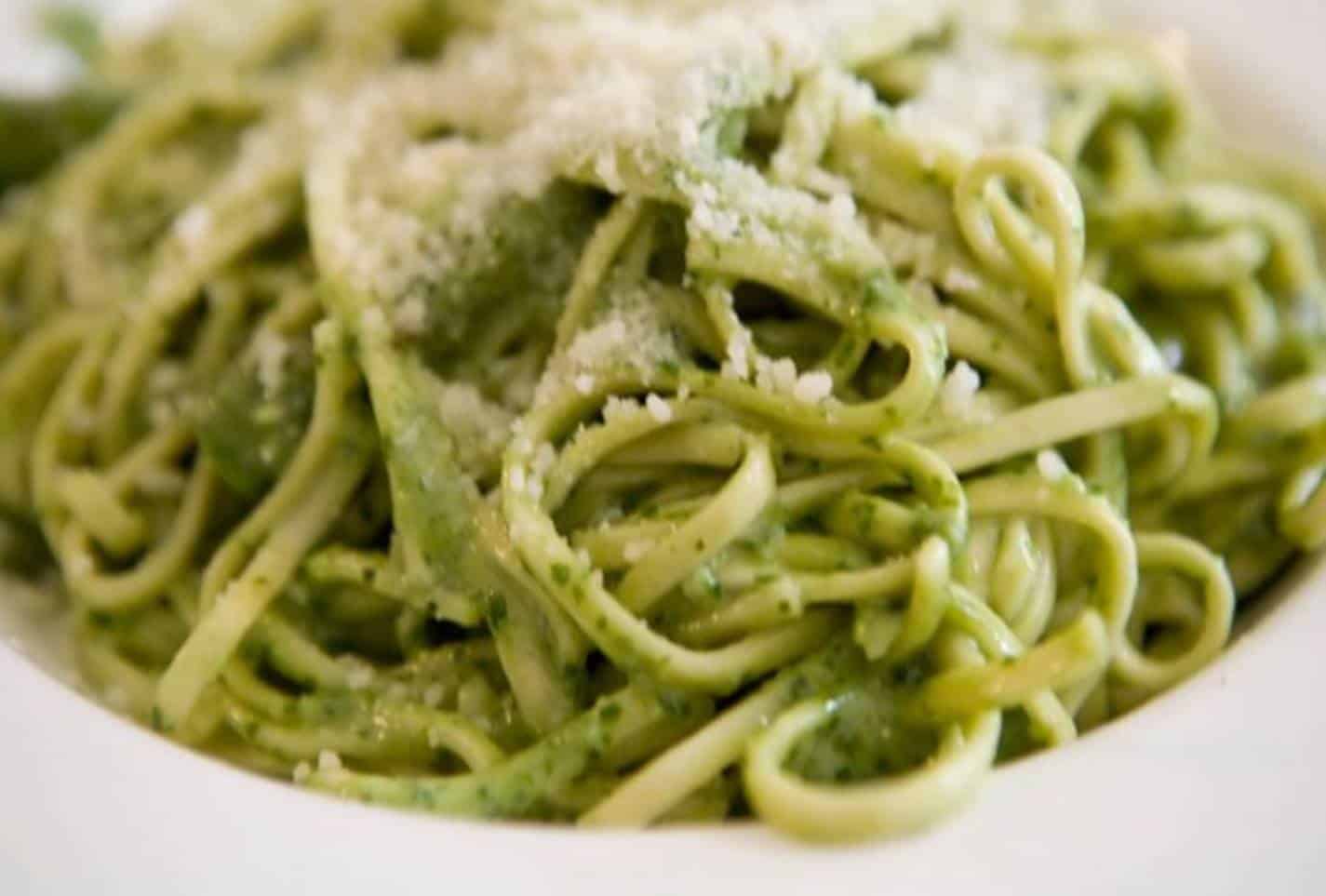 Toque especial: como fazer espaguete ao molho verde no liquidificador em 20 minutos