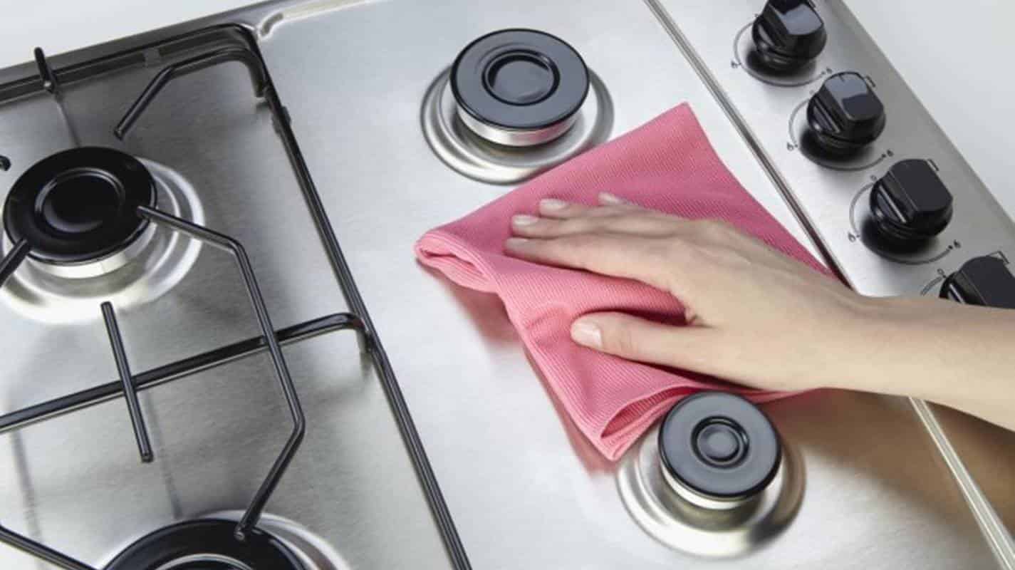 Como limpar seu fogão facilmente com este truque simples: adeus manchas difíceis!