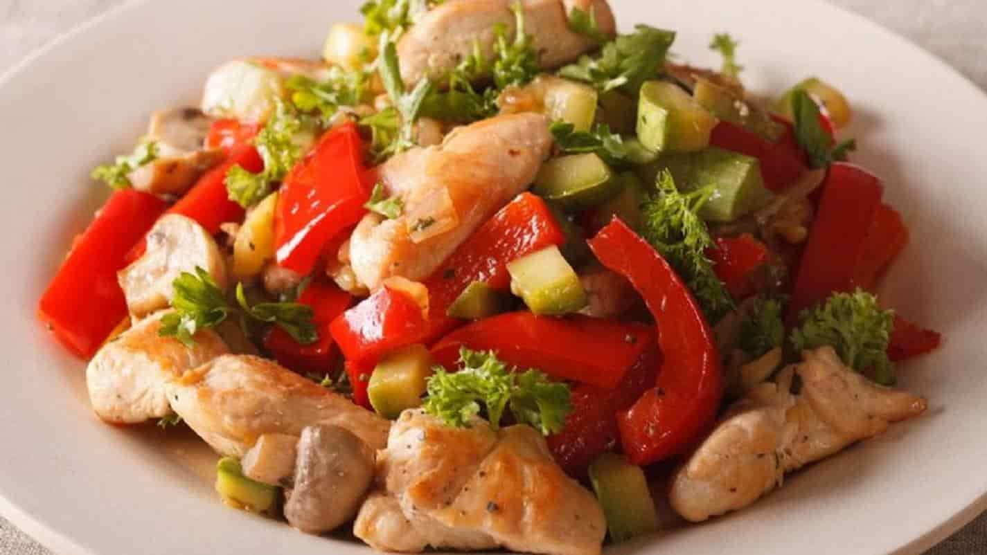 Jantar fácil, rápido e saudável: faça esta receita de frango com legumes em apenas 15 minutos