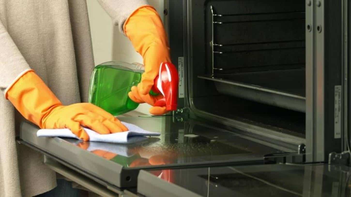Faça seu próprio limpador de vidros caseiro, com poucos ingredientes!