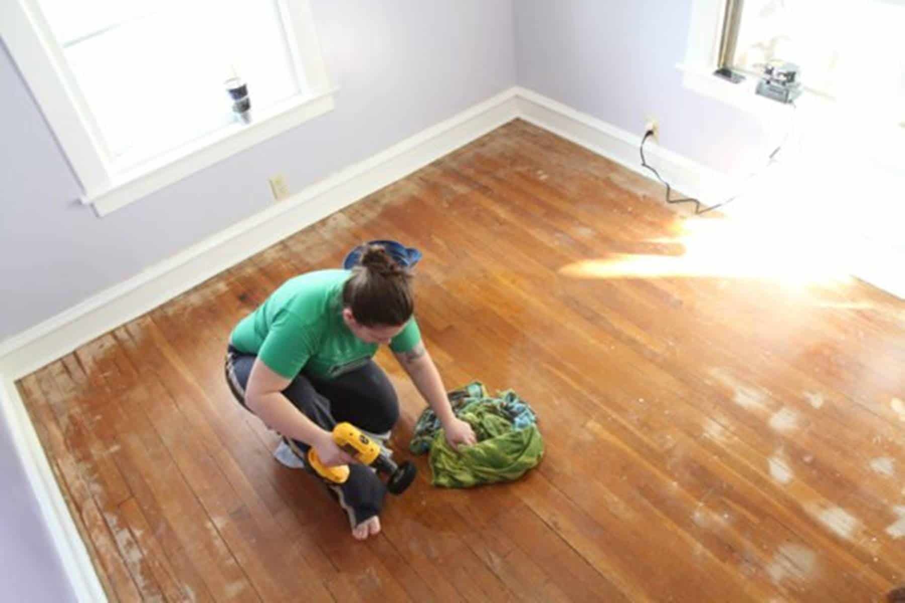 Como limpar manchas simples do chão de acordo com o tipo de piso