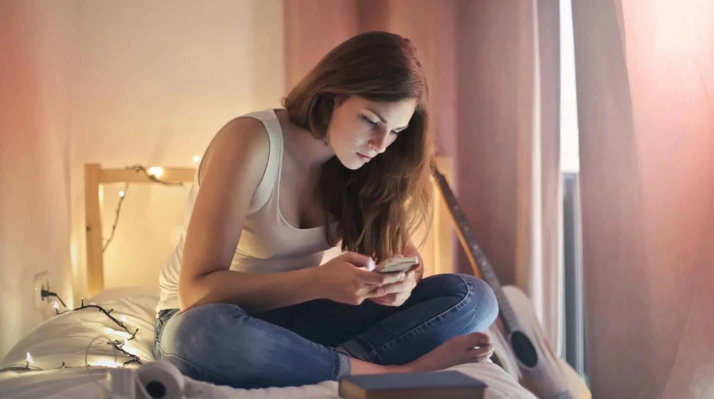 Razões pelas quais você não deve ficar olhando o celular do seu parceiro