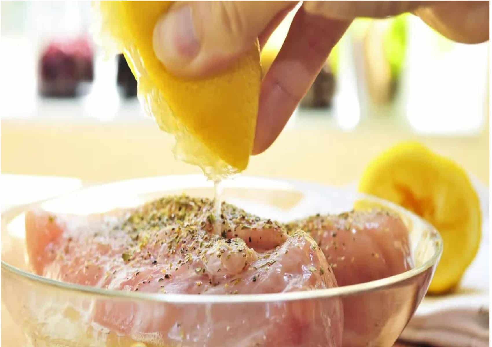 Veja como você deve marinar o frango para que fique macio e suculento 