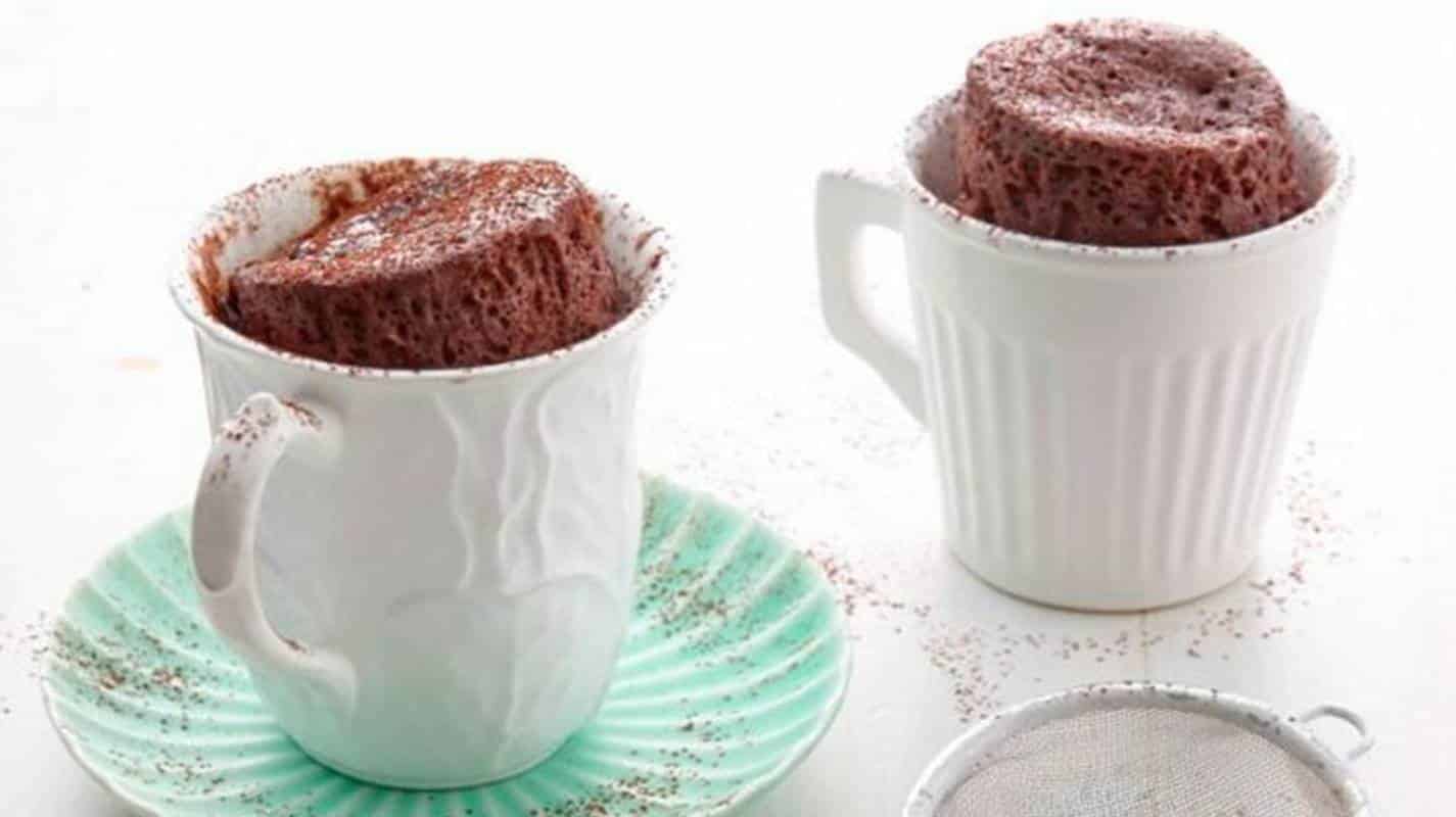 Mini bolo de chocolate saudável: faça esta receita fácil na xícara