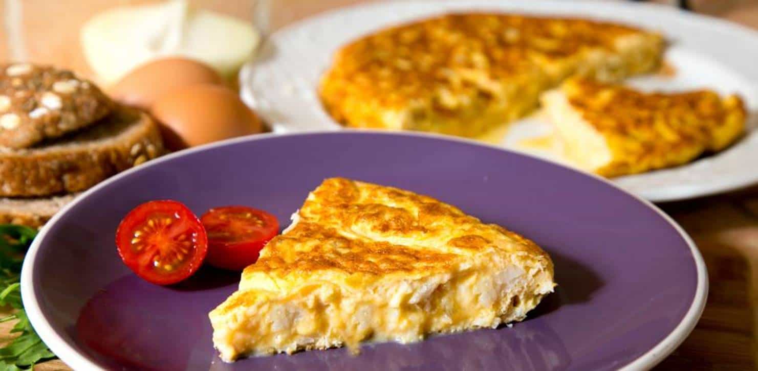 Receita de omelete de bacalhau e cebola vai encantar a sua família