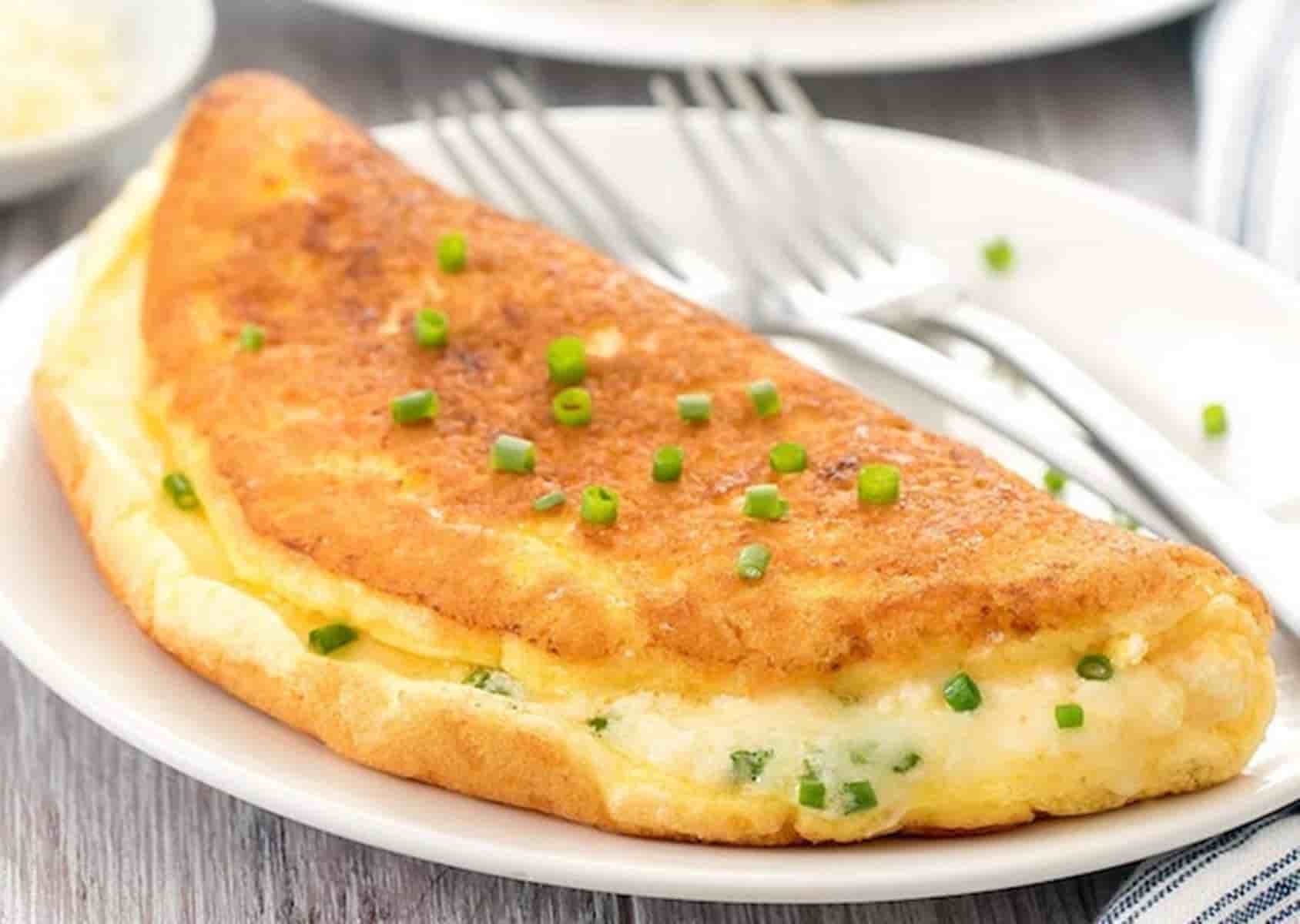 Faça omelete com queijo em 10 minutos e apenas 2 ingredientes