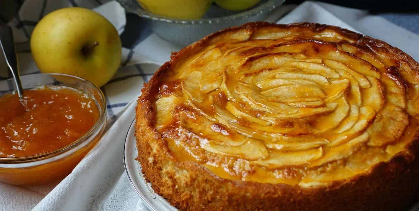 Prepare esta saborosa torta de maçã com creme de confeiteiro em 20 minutos
