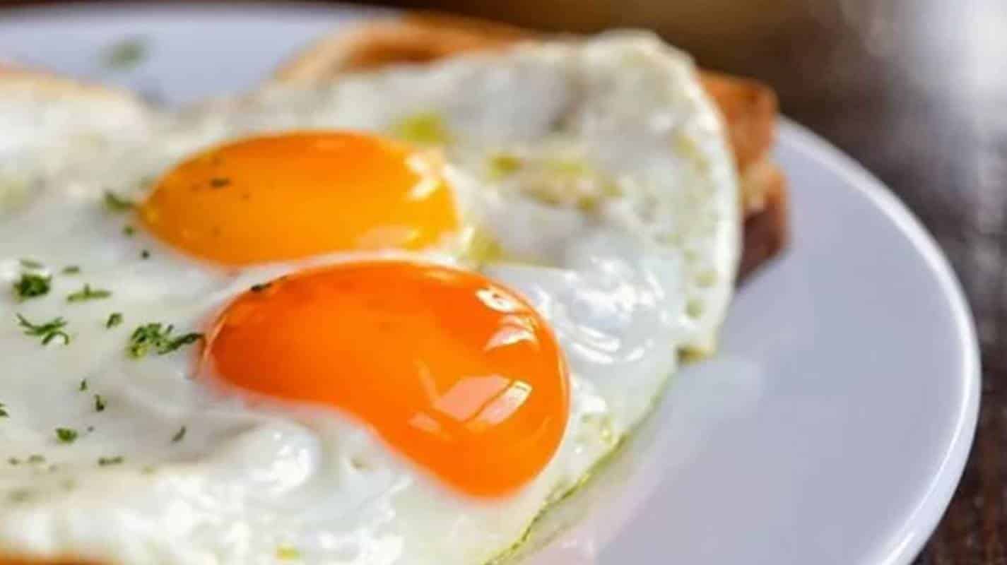 2 truques infalíveis para preparar ovos fritos sem respingar o óleo