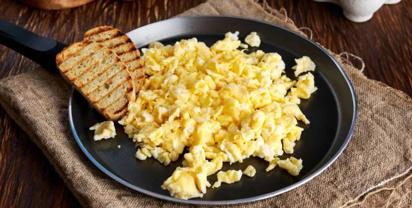 Aprenda como fazer ovos mexidos perfeitos em menos de 5 minutos