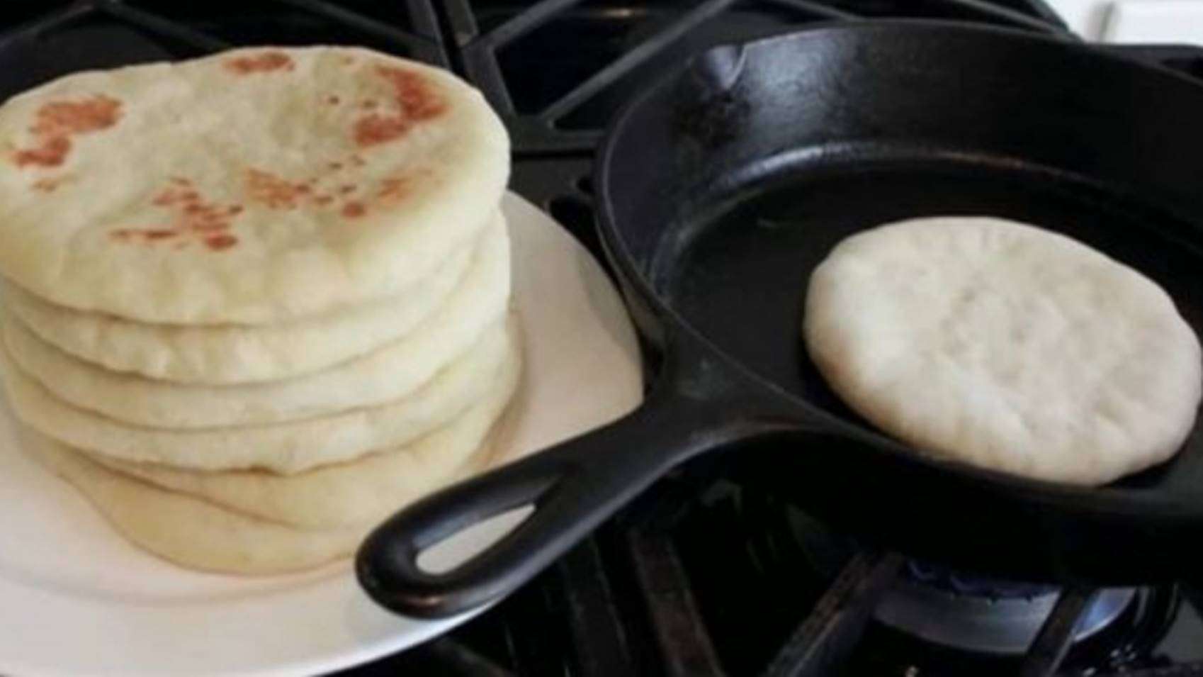 Aprenda a fazer pão sírio sem forno que fica pronto em 20 minutos!