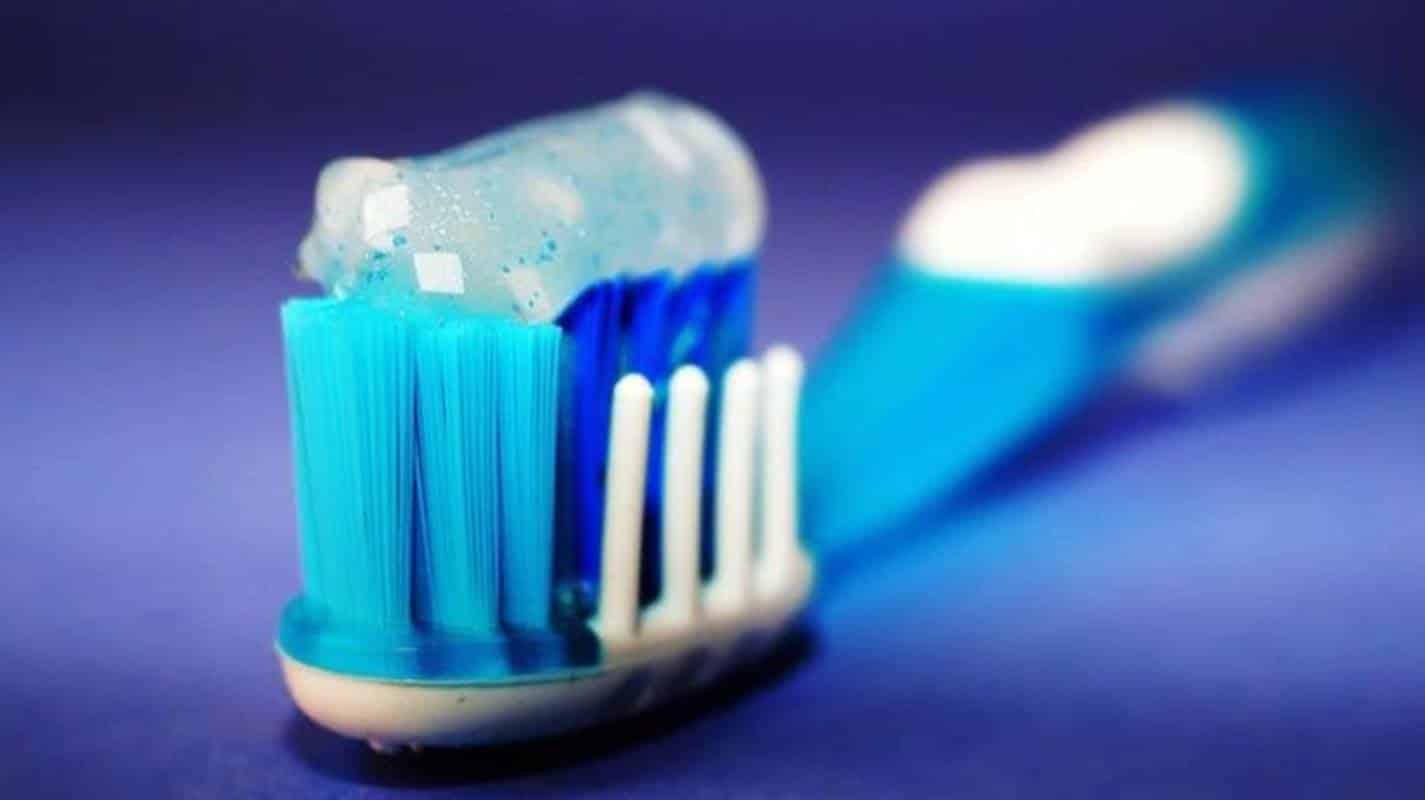 7 usos surpreendentes da pasta de dente na limpeza de sua casa