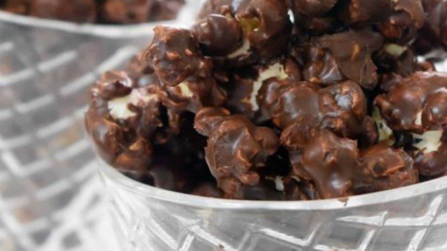 Aprenda a fazer pipoca de chocolate com leite condensado em 3 etapas!