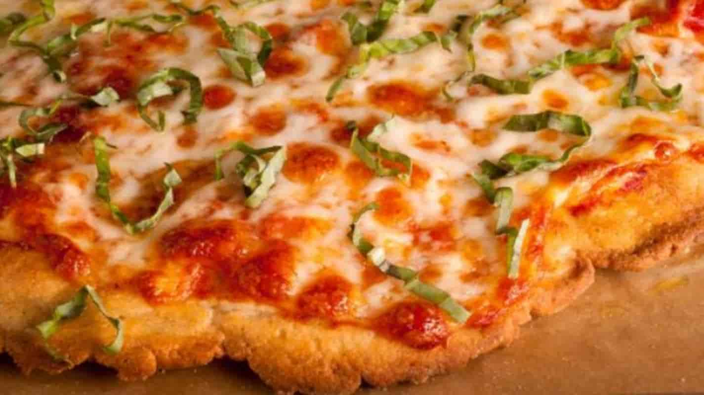 Pizza com massa de cenoura com poucos ingredientes e em 30 minutos  