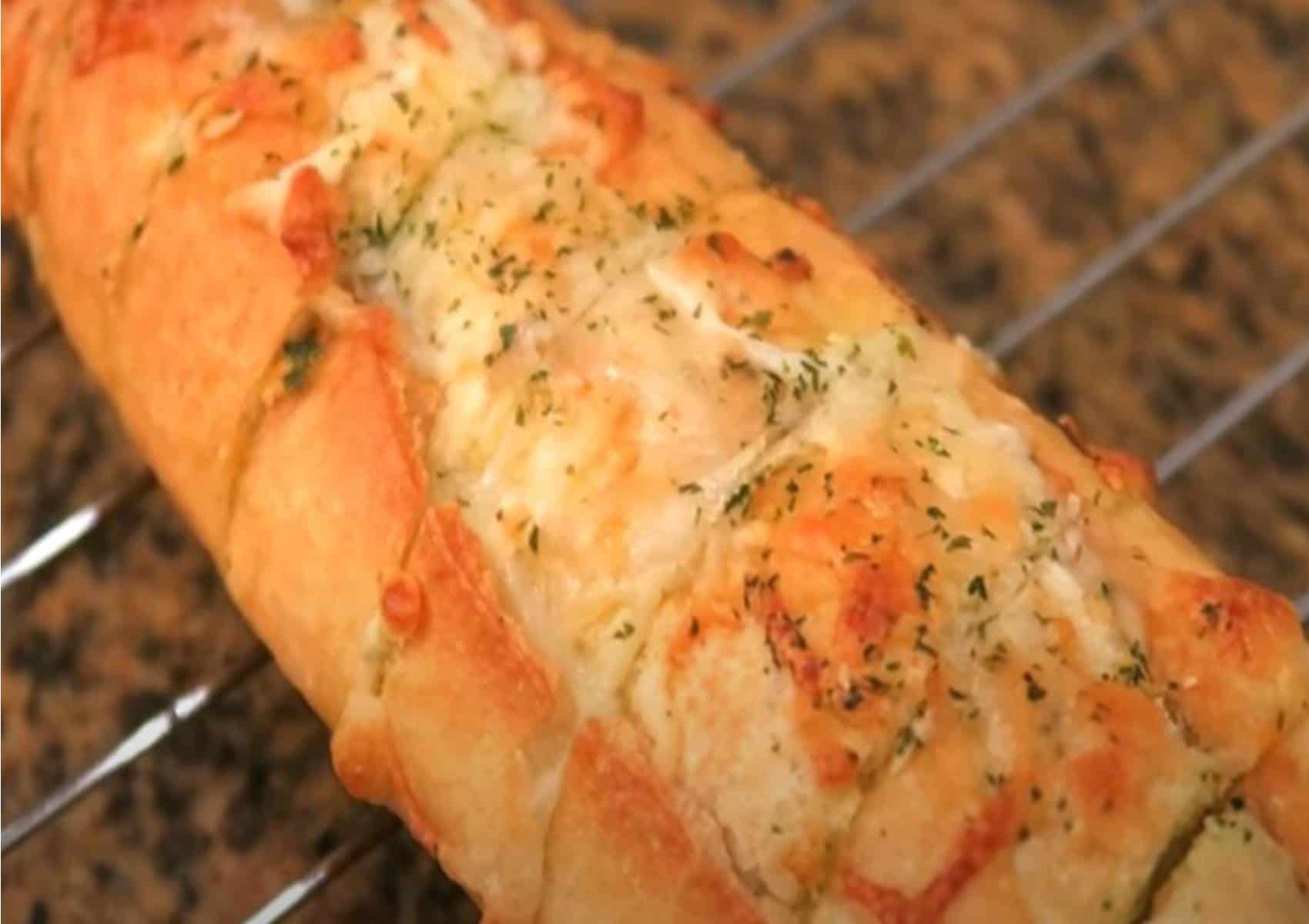 Receita Fácil e Barata: veja como fazer pão de alho caseiro