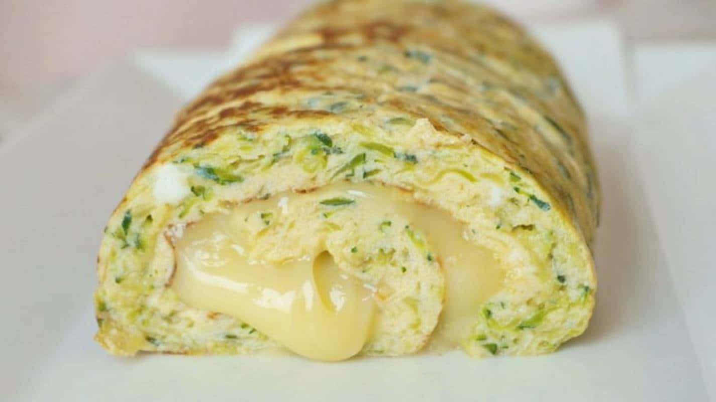 Rolo de omelete cremoso com 3 ingredientes pronto em 5 minutos