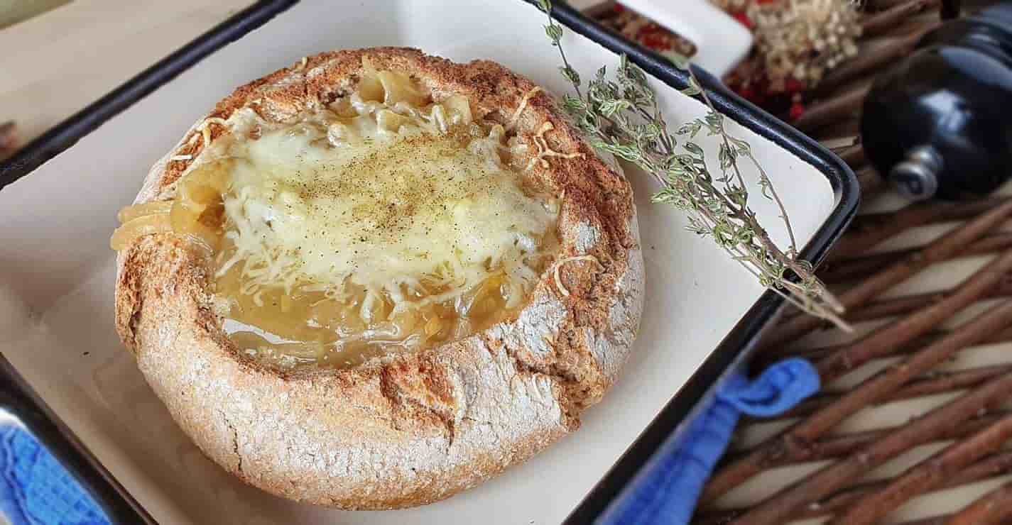 Sopa de cebola no pão, receita fácil com uma apresentação surpreendente