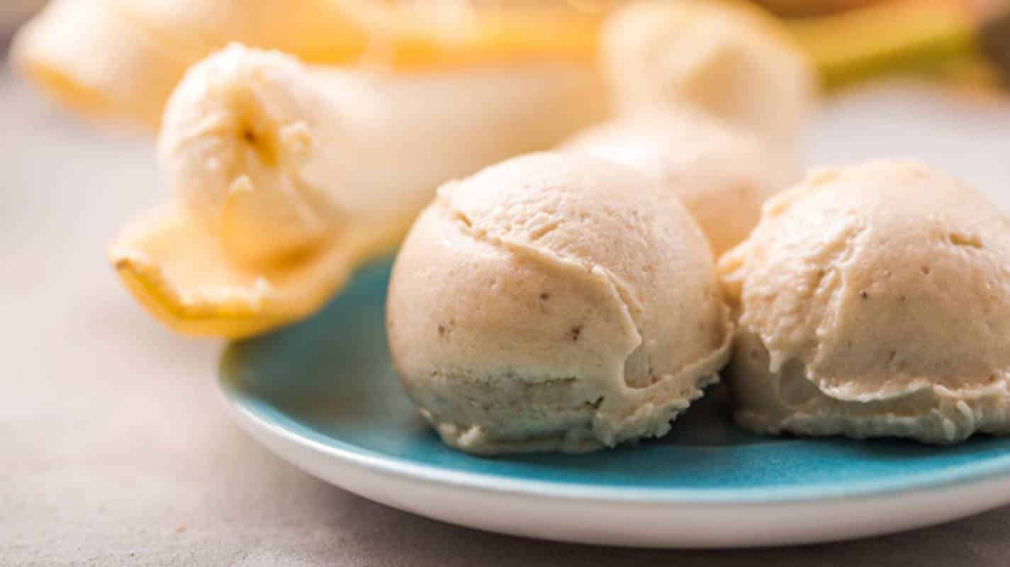 2 receitas rápidas de sorvete de banana madura com 4 ingredientes