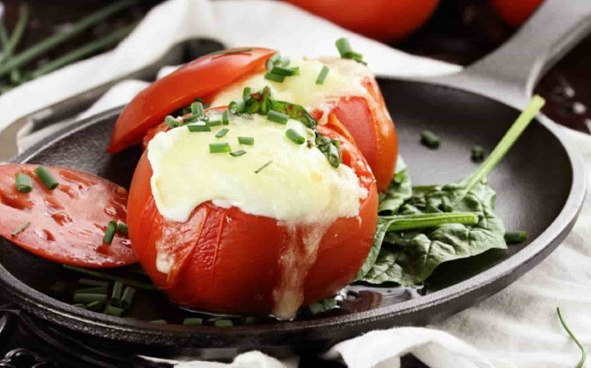 Deliciosos tomates recheados com queijo e presunto ficam prontos em 15 minutos