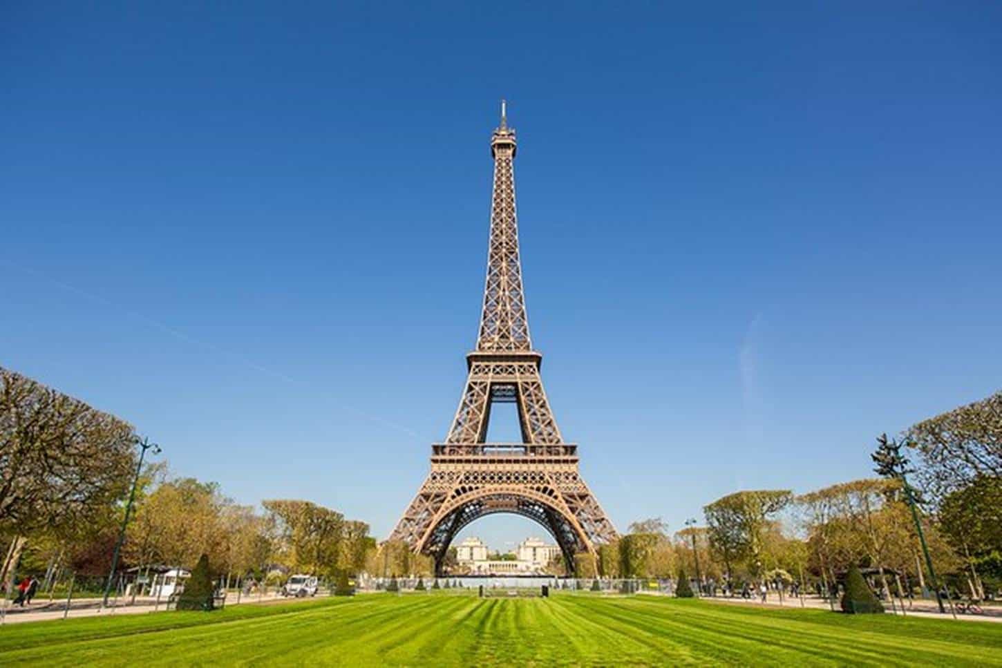 Torre Eiffel é evacuada após ameaça terrorista de bomba 