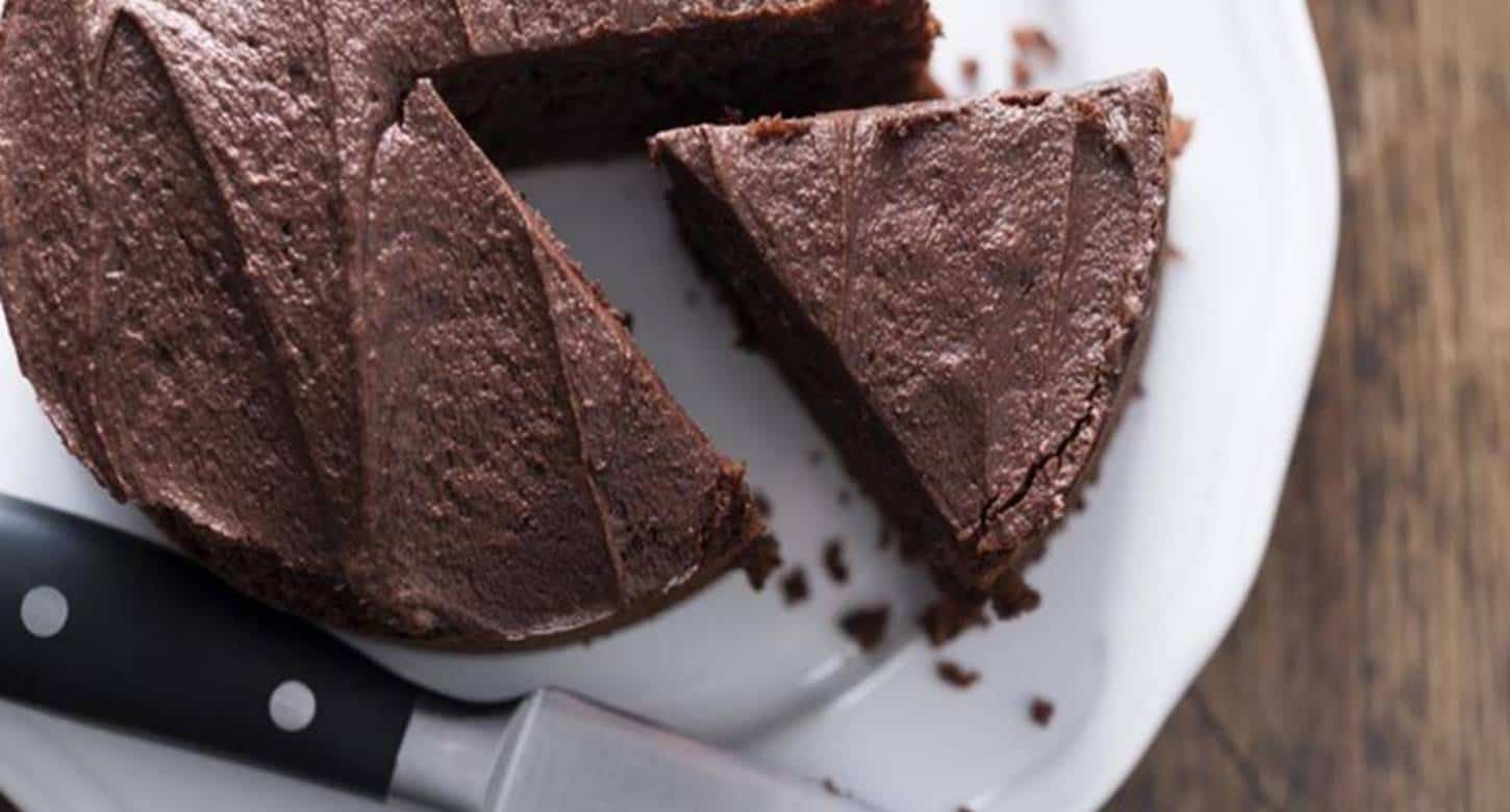 Torta de chocolate: receita fácil e super saborosa com poucos ingredientes
