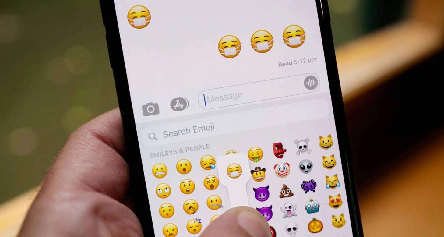 WhatsApp: novo emoji com máscara ficou mais alegre: veja a surpresa que a Apple esconde [VÍDEO]