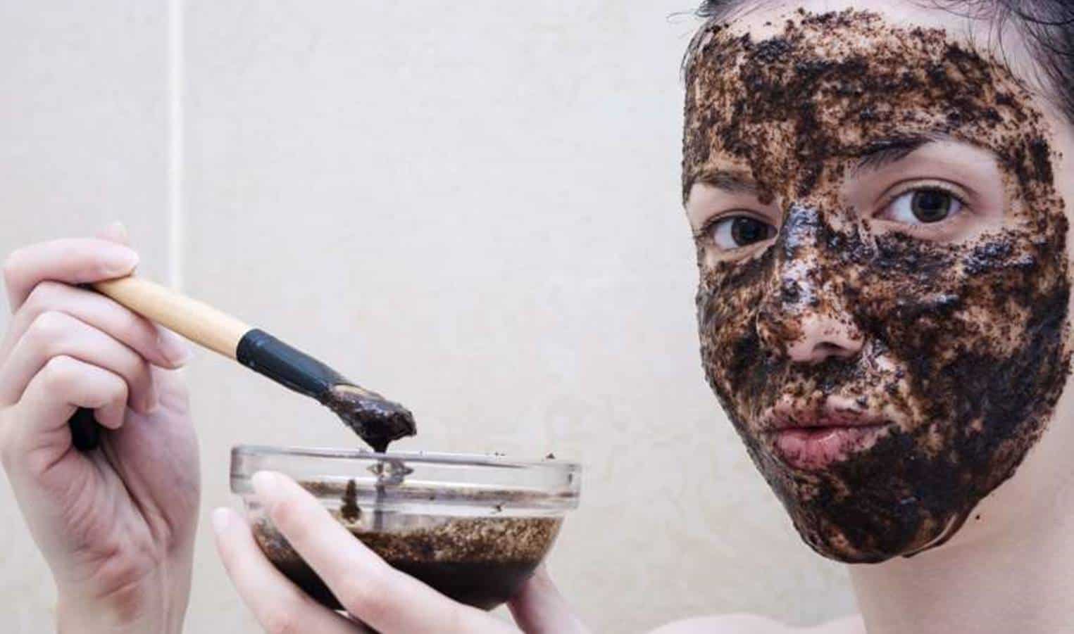 Descubra por que você deve usar máscara de café para ter um rosto limpo e macio