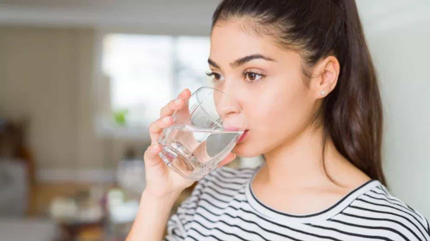 O que é água alcalina e como ela ajudaria na saúde