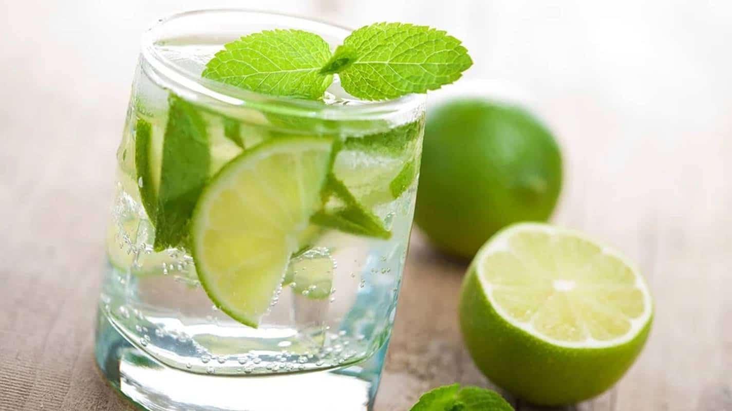 Barato e eficaz: 7 benefícios de beber água com limão todas as manhãs