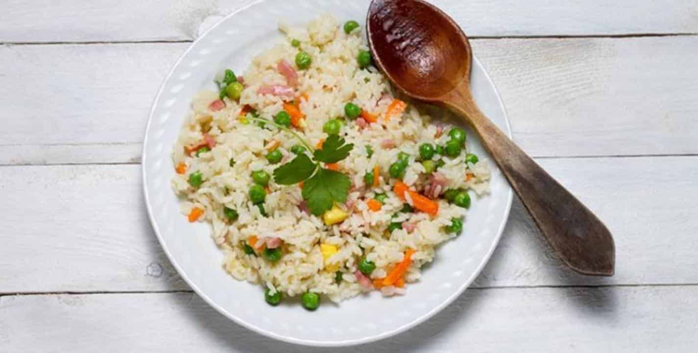 Como fazer um arroz chinês delicioso: receita ideal para iniciantes na cozinha