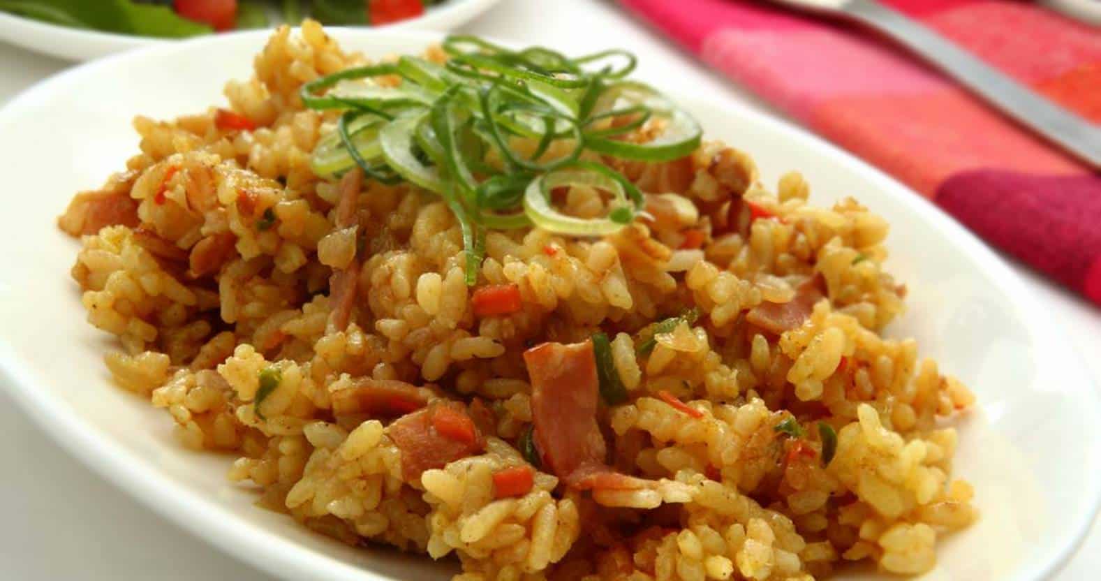 Prepare facilmente arroz com presunto para o seu almoço