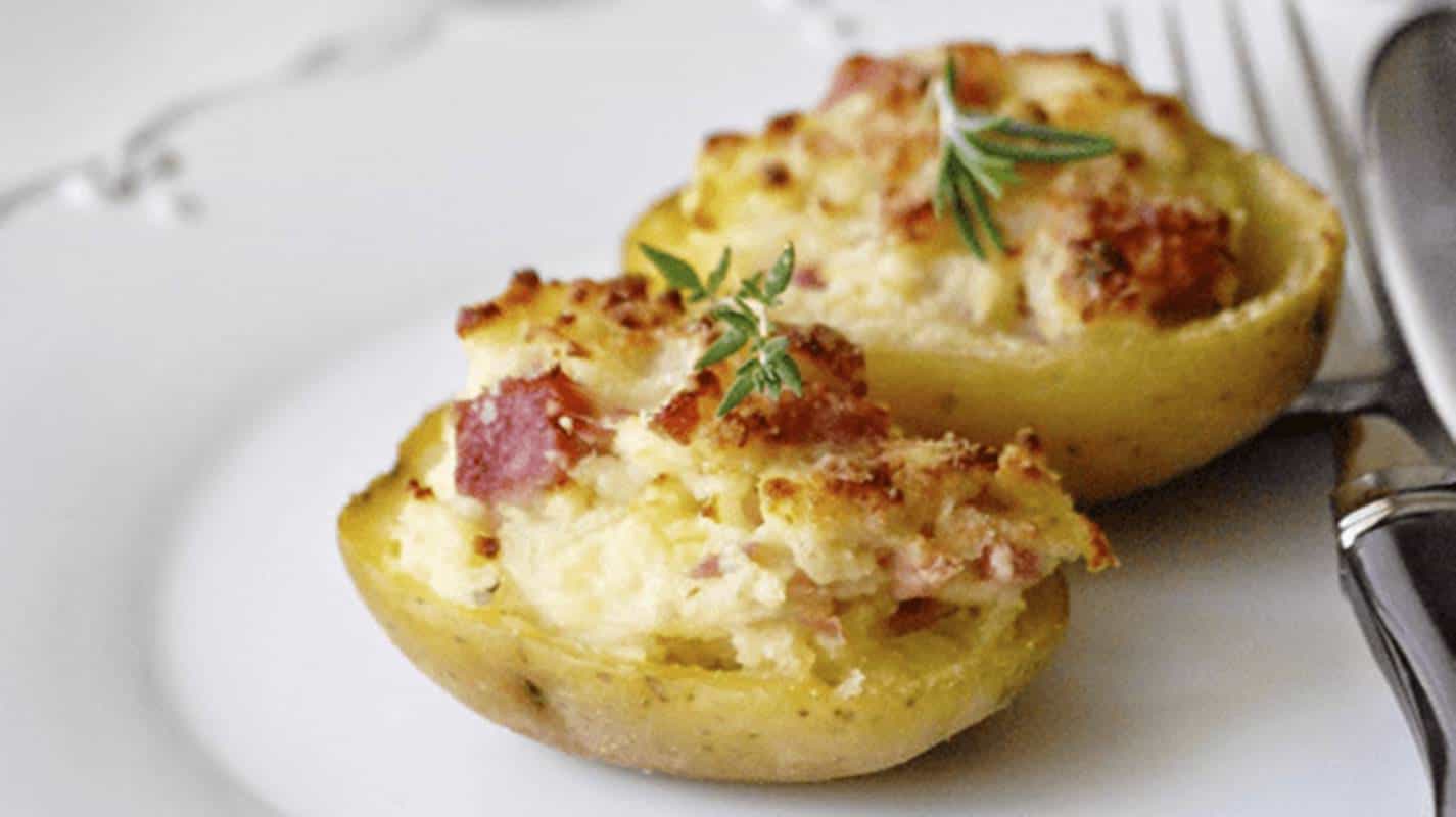 Simples e delicioso! Aprenda a preparar umas batatas recheadas com presunto e queijo