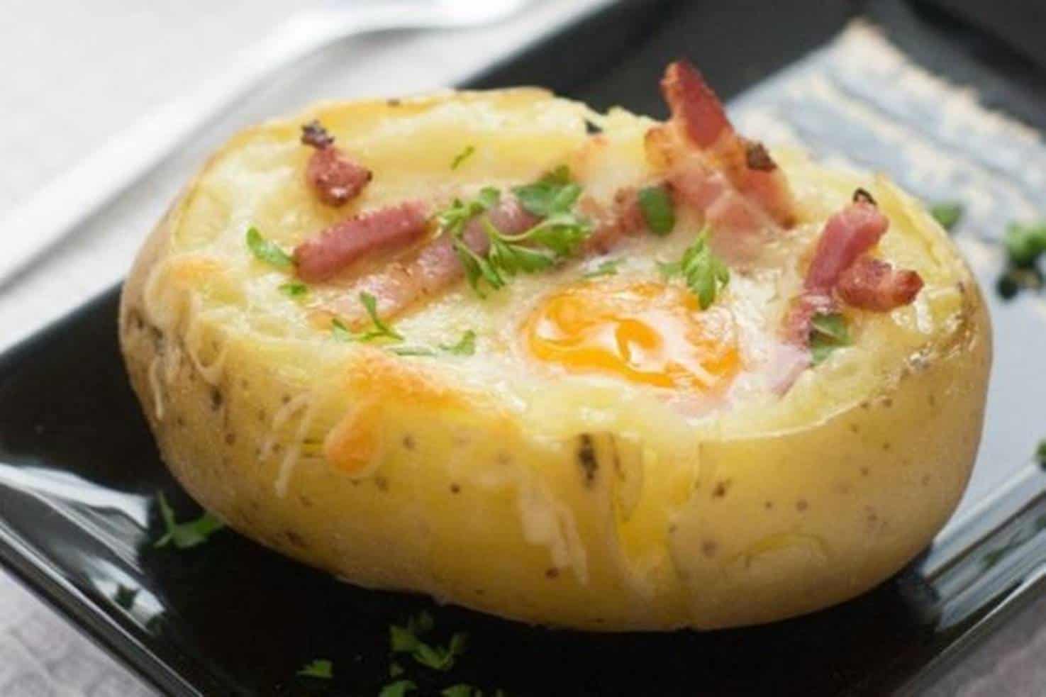 Sem dificuldade: batatas recheadas com bacon e queijo em 20 minutos!