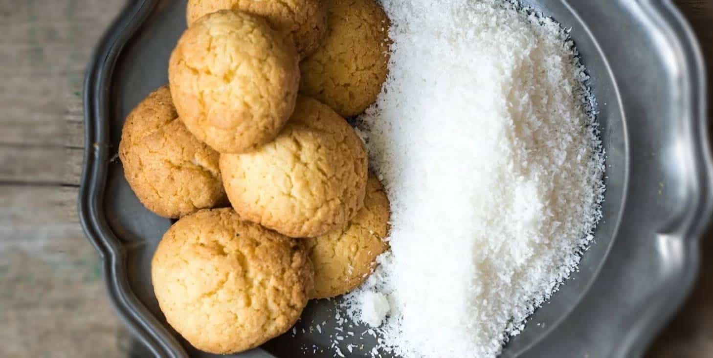 Faça biscoitos de manteiga crocantes com farinha de coco com pouco ingredientes