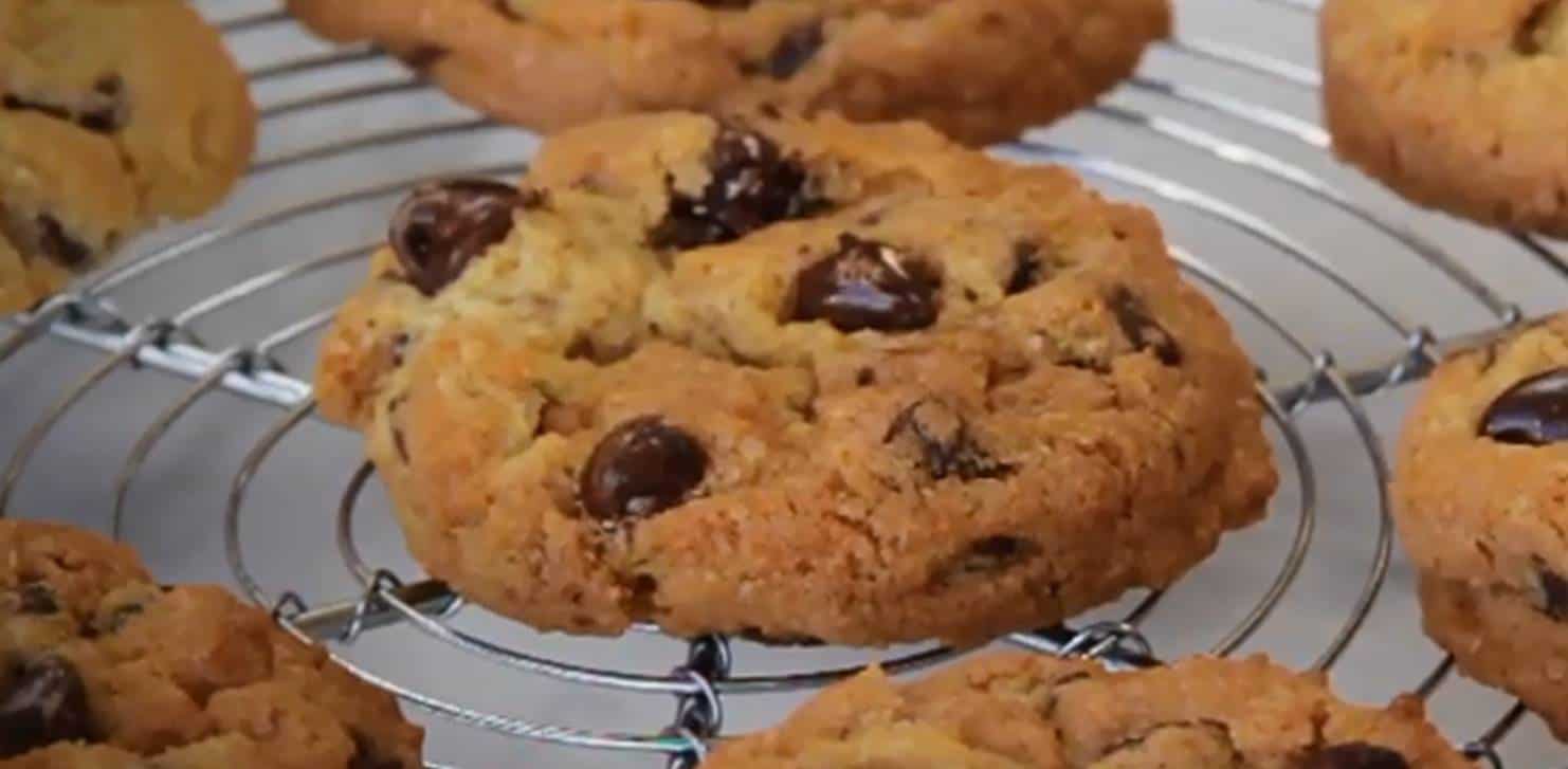 Biscoitos doce e saudável com gotas de chocolate prontos em 15 minutos